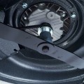 Zbliżenie na mocowanie noża tnącego w kosiarce G-Force XSZ53F